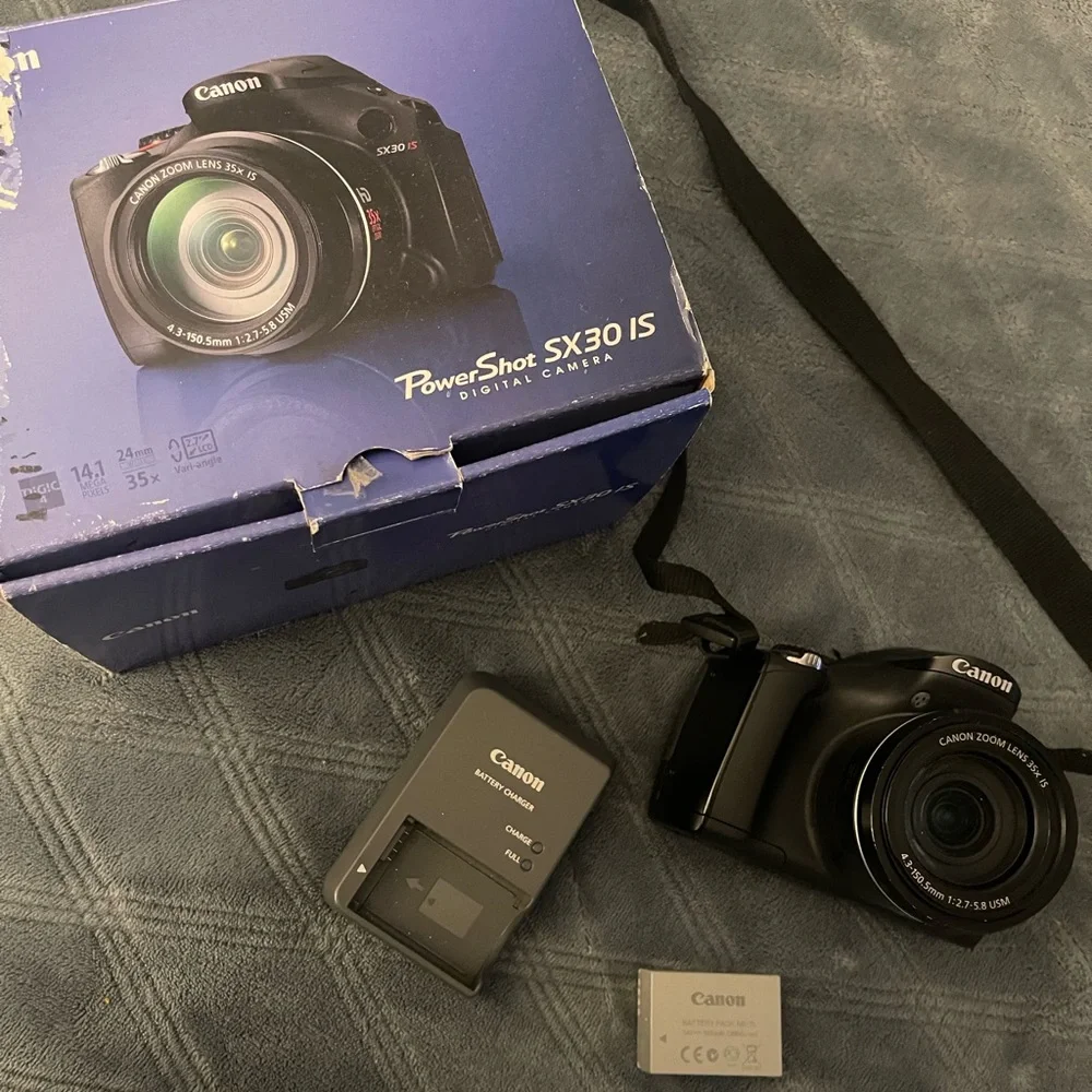 Canon PowerShot SX30 IS 35X Zoom 14.1MP Digital Camera Charger Battery & Box